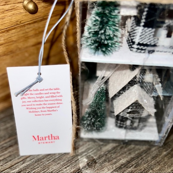 NEW PACK OF 3 MINI LIGHT UP XMAS HOUSES - Picture 5 of 6